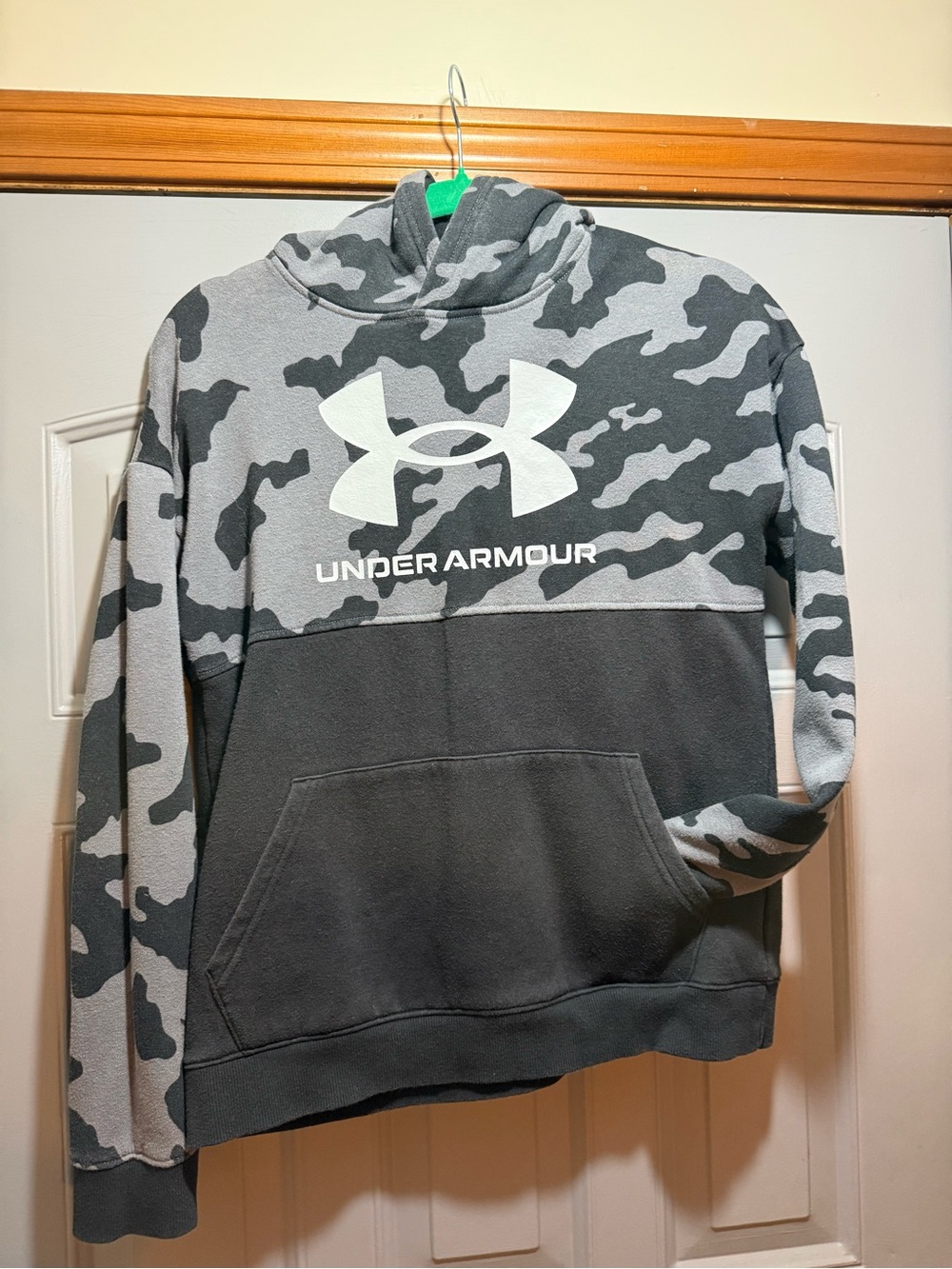 Under Armour Gray Camo hoodie Pullover (youth xl)